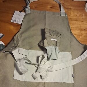 Hearth & Hand Kids Apron And Glove Set